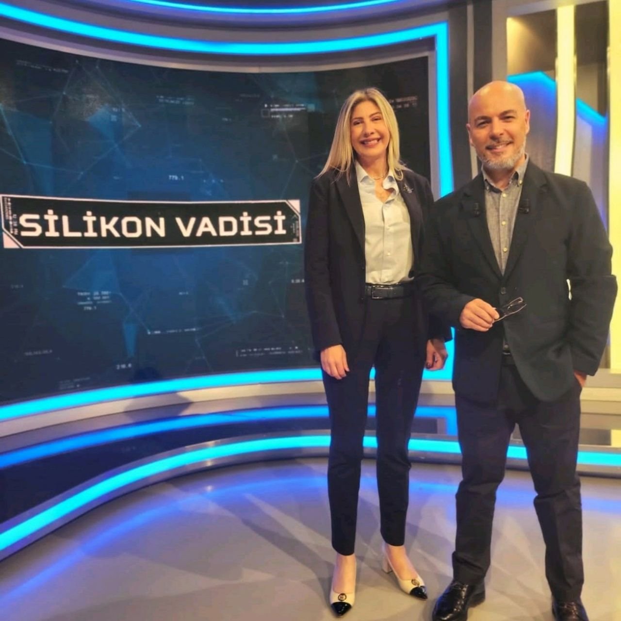 Baglan Rhymes with host Dinçer Karaca on the set of Bloomberg HT's Silikon Vadisi
